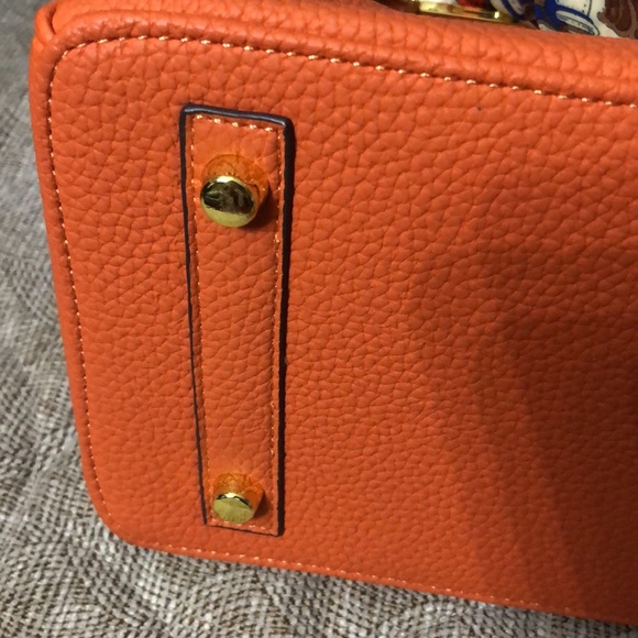 🌺🌺NEW BEAUTIFUL ORANGE BAG WITH GOLD DETAILS - Picture 11 of 13